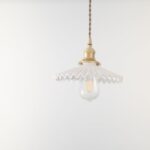 Een elegante gouden hanglamp die een warme sfeer in een moderne salon creëert