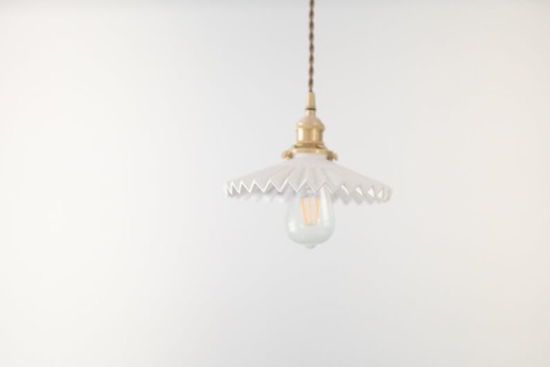 Comment choisir une suspension dorée pour sublimer votre salon