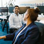 Een groep tevreden medewerkers die profiteren van uitgebreide werknemersvoordelen en een positieve werkomgeving.