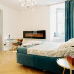 Een moderne woonkamer met een luxe elektrische sfeerhaard die warmte en stijl toevoegt aan het interieur.